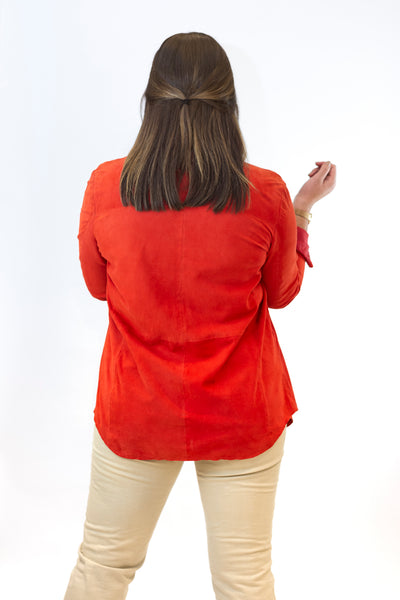 Rotes Lederhemd für curvy Damen in Rückenansicht - Ledermoden Susanne