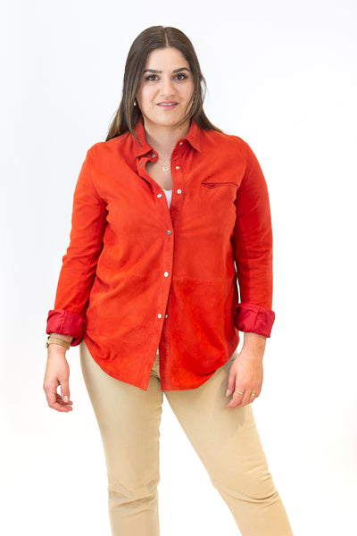 Rotes Lederhemd für curvy Damen von vorne- Ledermoden Susanne