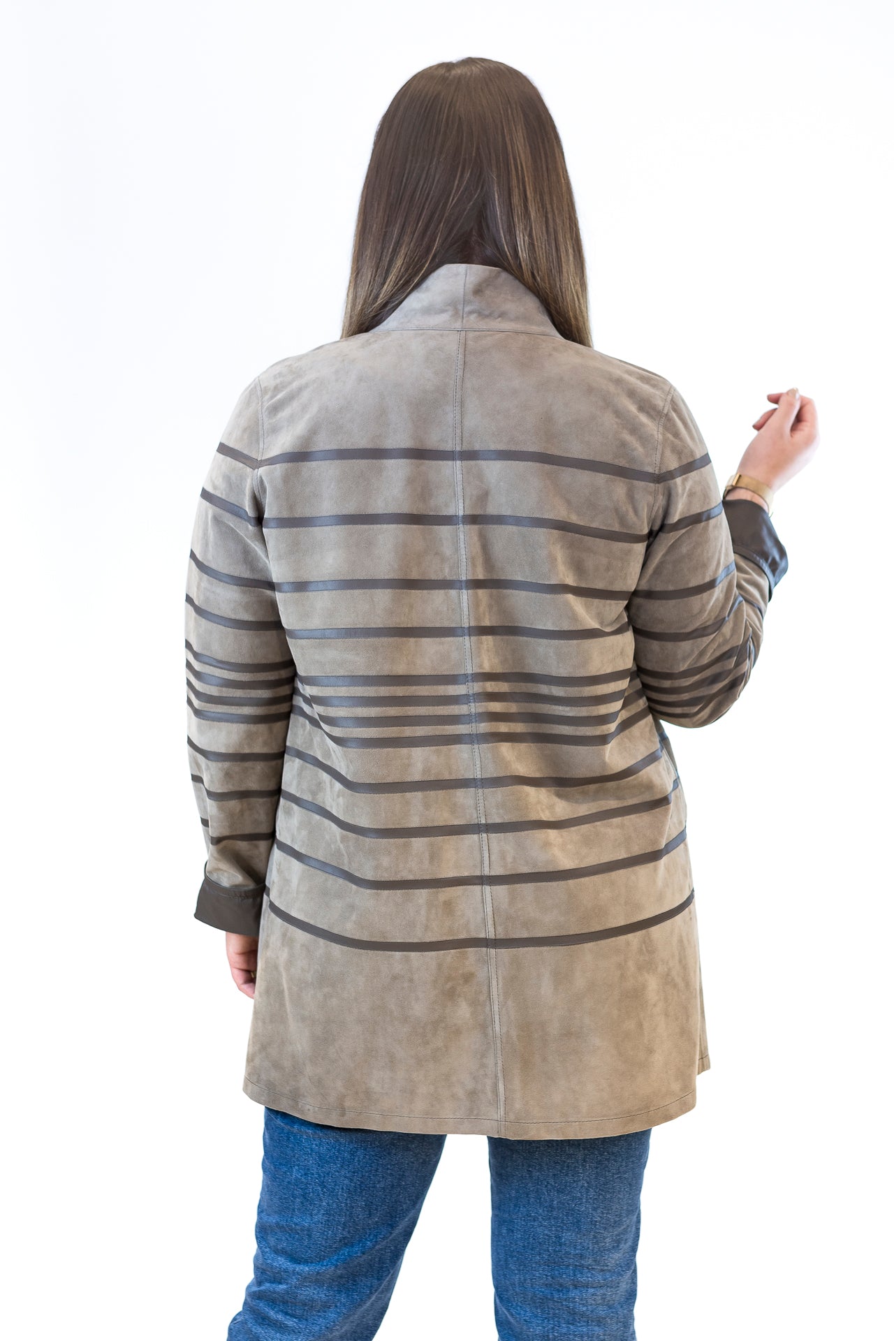 Rückenansicht einer dünnen Lederjacke für curvy Frauen - Ledermoden Susanne