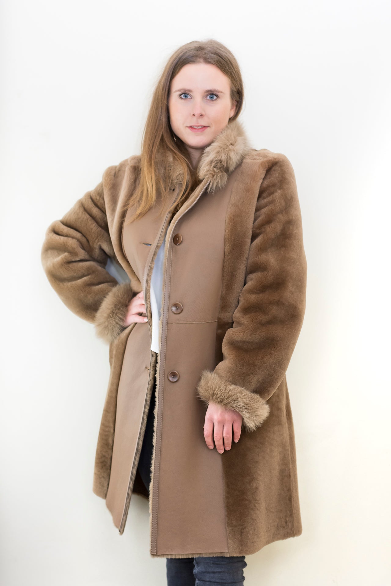 Brauner Lammfellmantel reversibel Damen Ledermoden Susanne